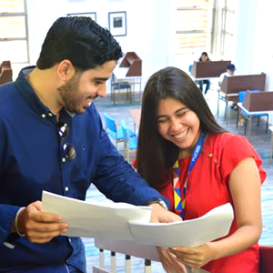 jóvenes seleccionando un programa de técnico superior