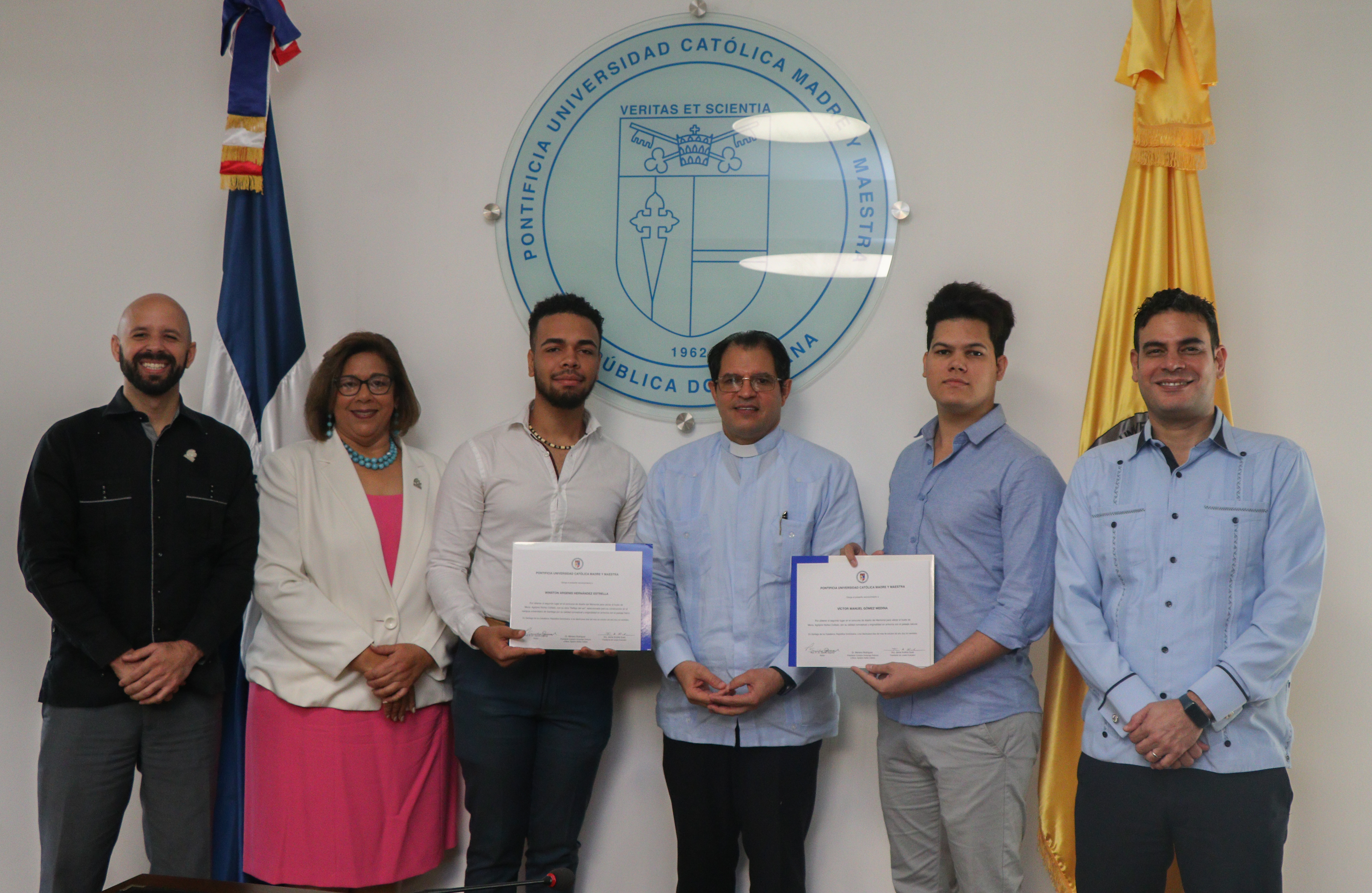 05-12-22  Ganadores del Concurso en Honor a Mons. Agripino-07.jpg