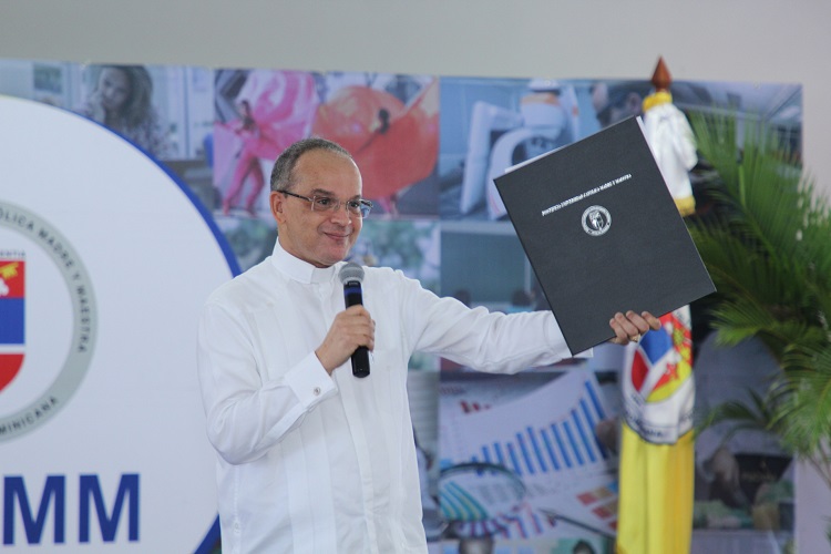 Alfredo De la Cruz Baldera se dirige a los estudiantes.jpg