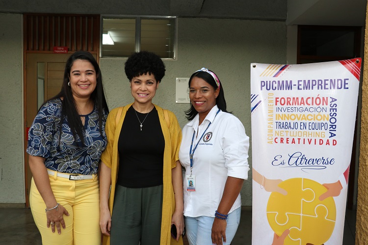 Elaine Feliz posa junto a Claribel Ferreiras y Alba Ovalle.jpg