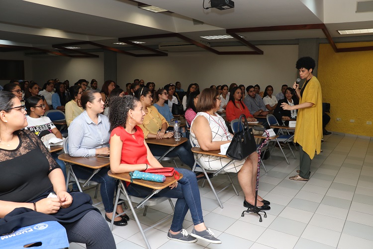 Elaine Feliz se dirige a los presentes en la Charla.jpg