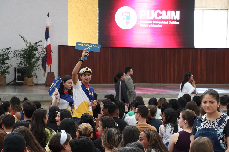 Estudiante Guía en la marea de estudiantes.jpg