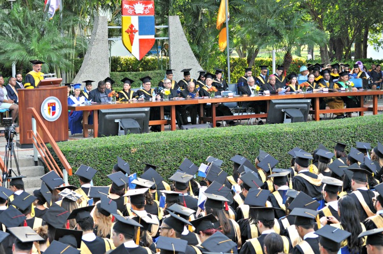 Resultado de imagen para fotos de graduacion en santiago de la PUCAMAIMA