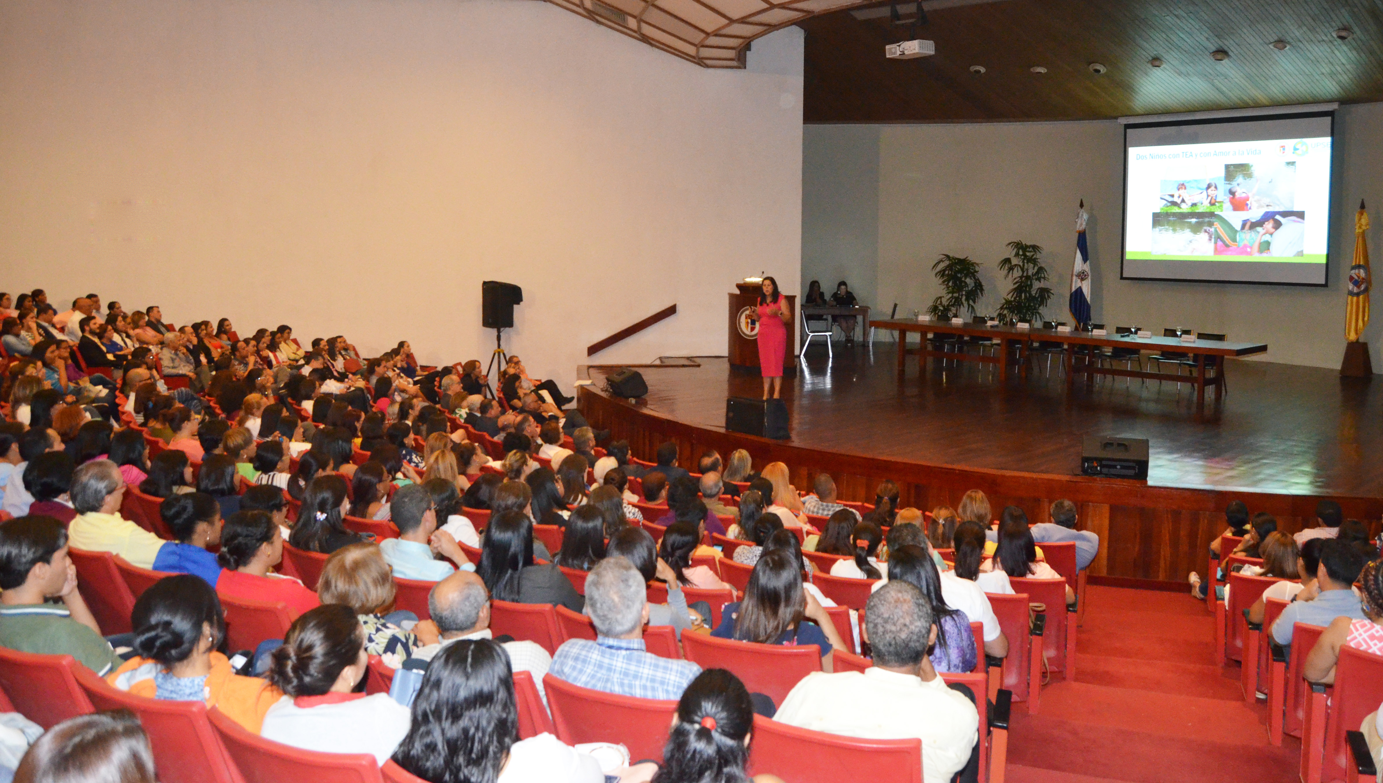 La dra. Dipuglia mientras conversaba con los participantes (1).jpg