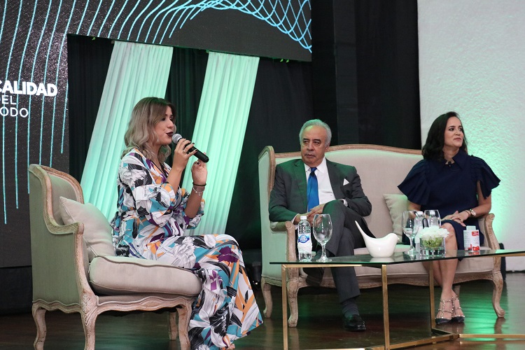 Lina y Félix García en Panel Seminario Industrial.jpg
