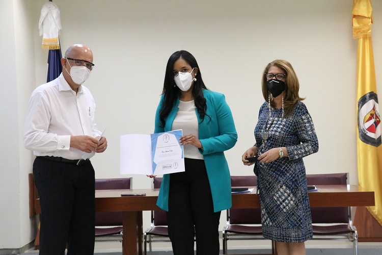 Eddiana Colón recibe su premio.jpg