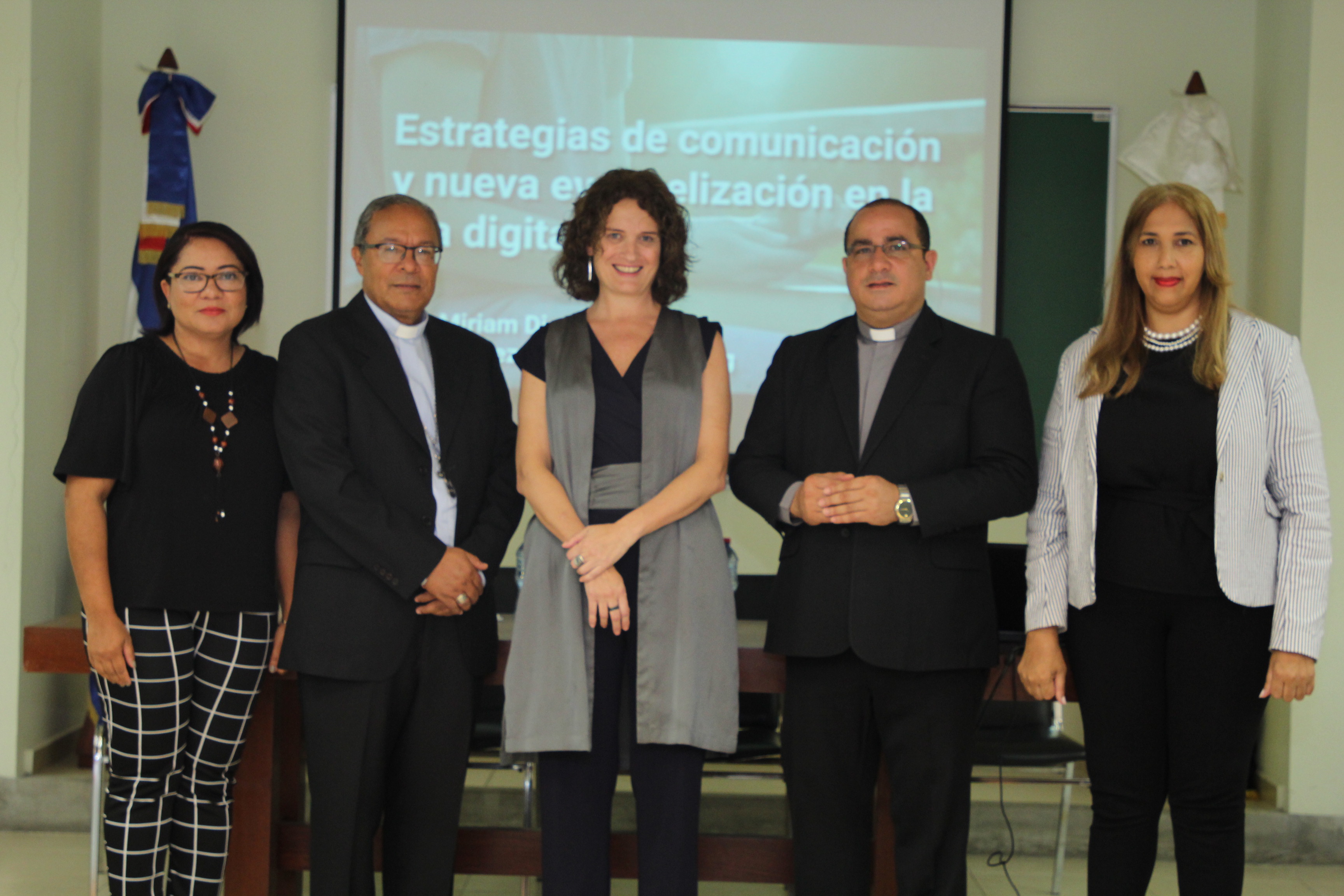 Micher Sandoval, Mons. Faustino Burgos, Dra. Miriam Díaz, P. Kennedy Rodríguez y Dra. Ana Bélgica.JPG