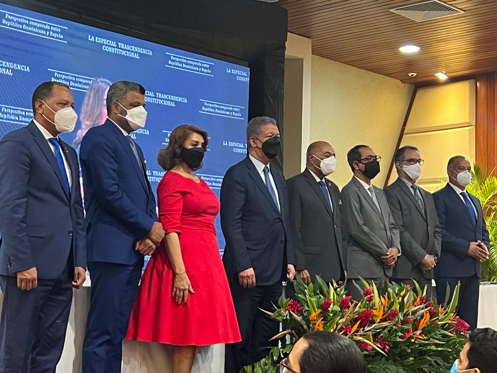 Otro angulo de la mesa de honor.jpeg