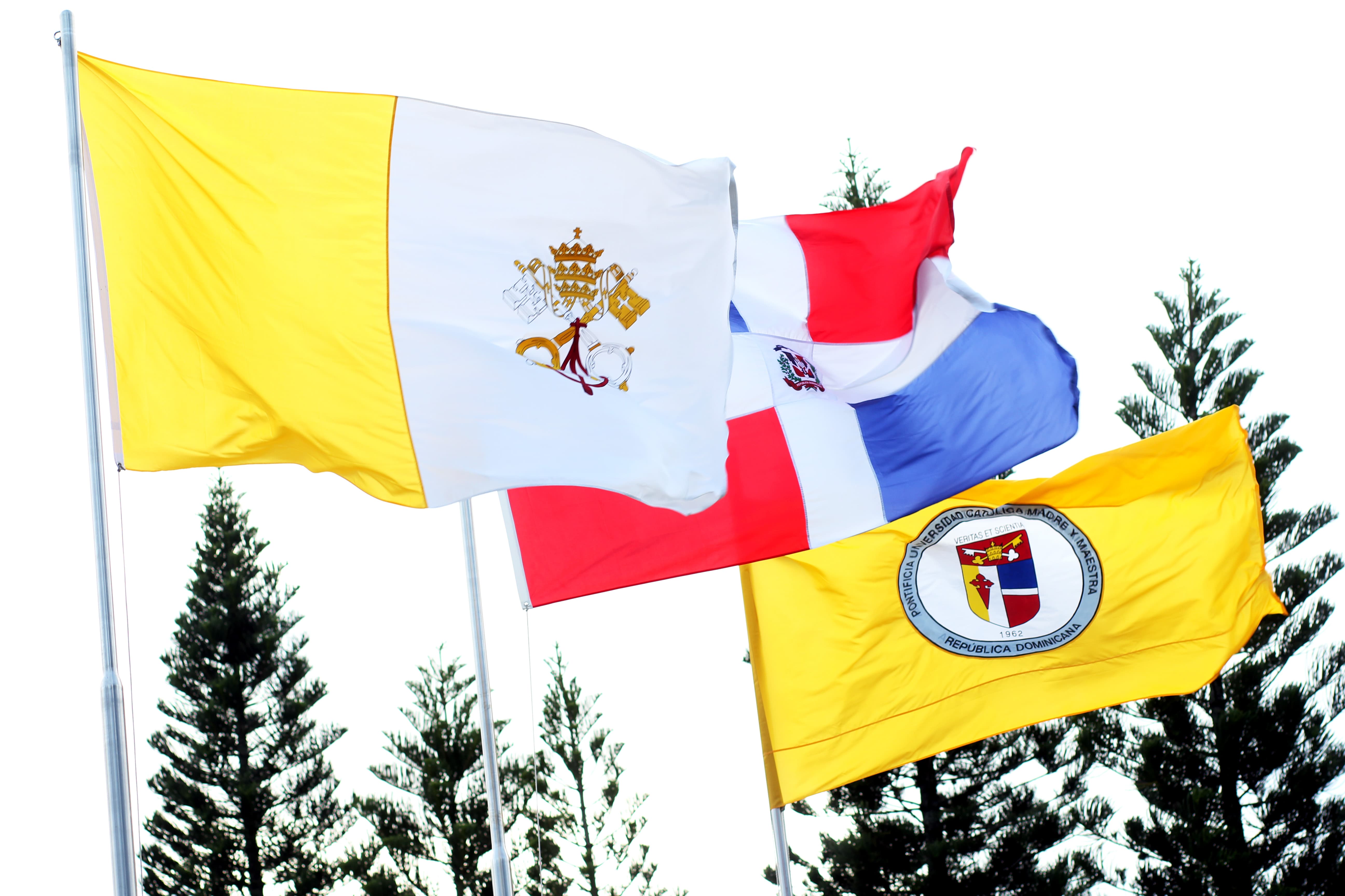 PUCMM-Banderas.jpg
