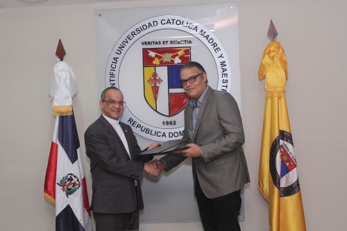 Pbro DrAlfredo de la Cruz Baldera, rector de la PUCMM, junto a Rubén Hernández, gerente general de CAEDRO.jpg