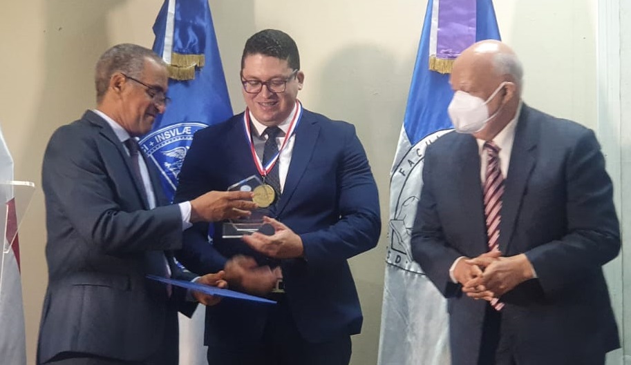 Zoilo recibe premio.jpg