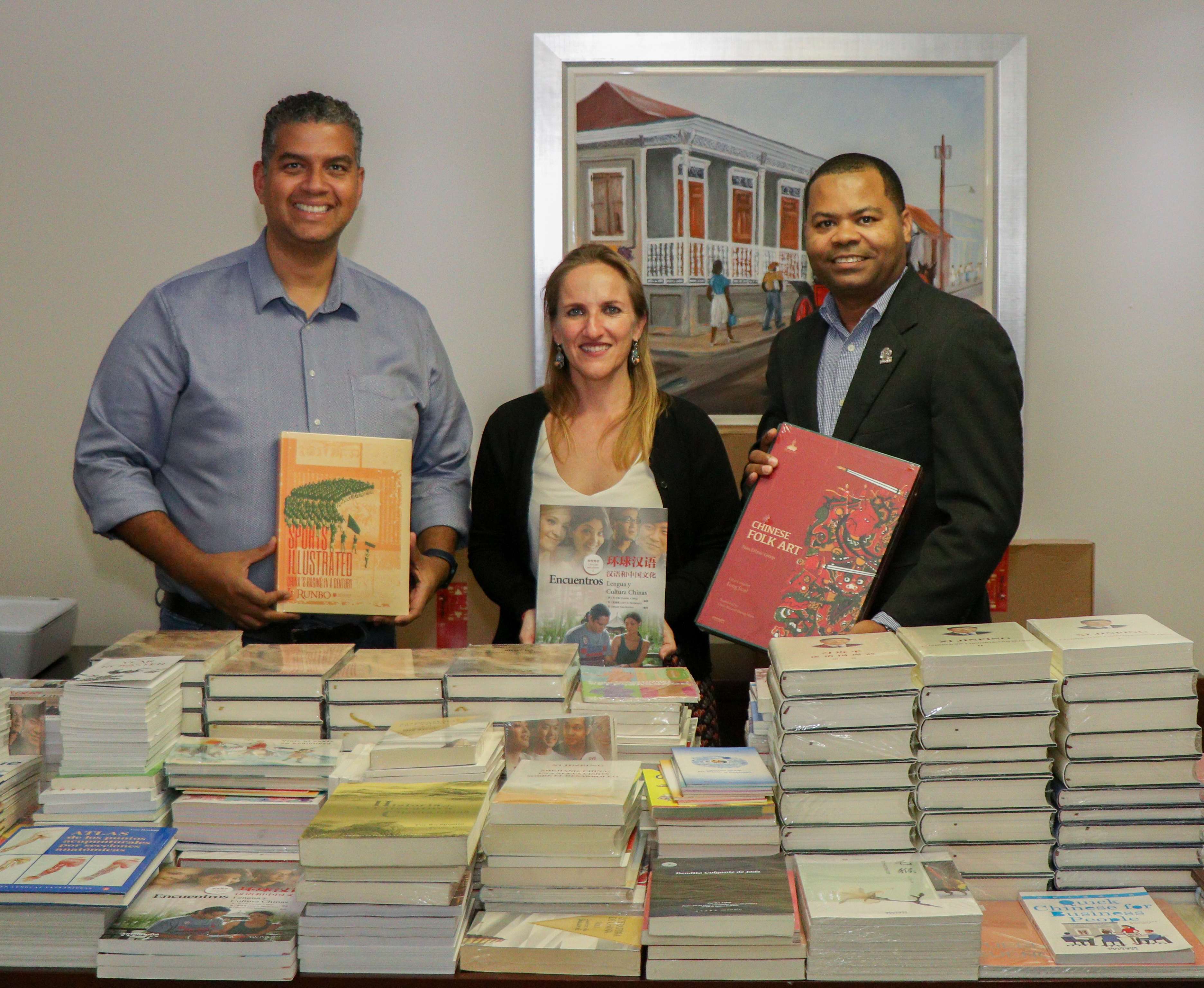 libros-donacion-fmm-pucmm (1).jpg